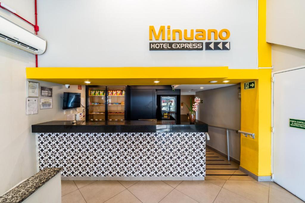 Ein McDonald's-Restaurant mit einer gelb-weißen Theke in der Unterkunft Minuano Hotel Express próx Orla Lago Guaíba, Mercado Público, 300 m Rodoviária in Porto Alegre