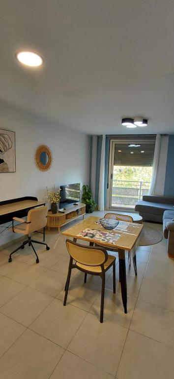 a living room with a table and chairs and a couch at Pont de Ferro Sunny Flat - Mediterránea Sunny Keys in Benicàssim