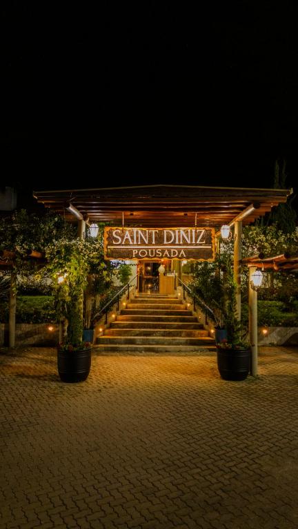 a santillian drive entrance with stairs and potted plants at Pousada Saint Diniz in Monte Sião