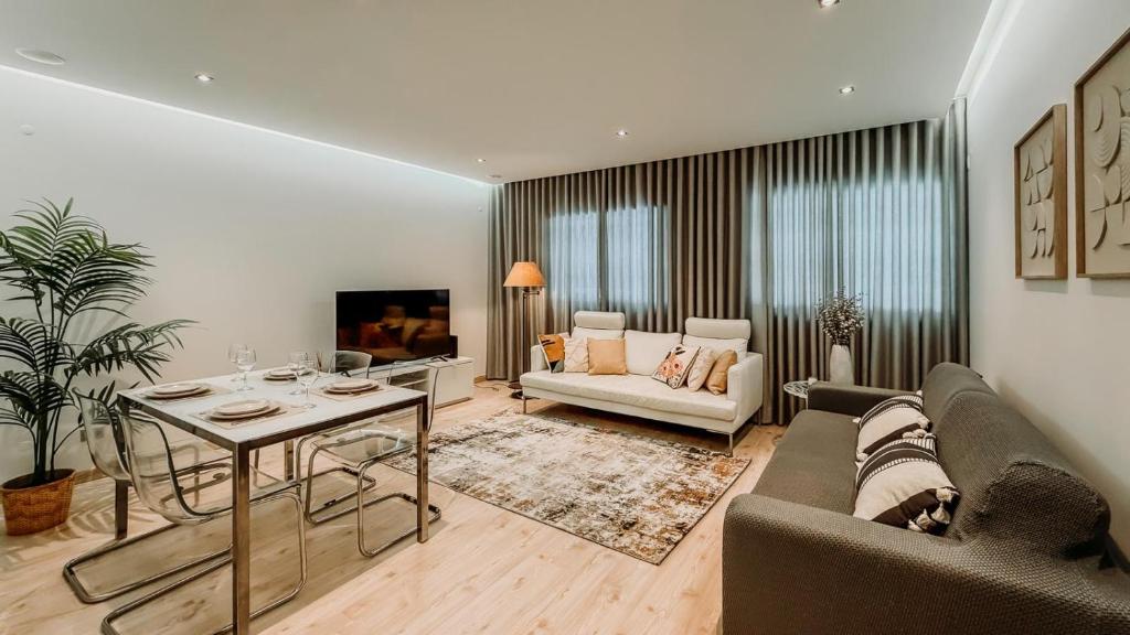 a living room with a couch and a table at Alta de Faro in Faro