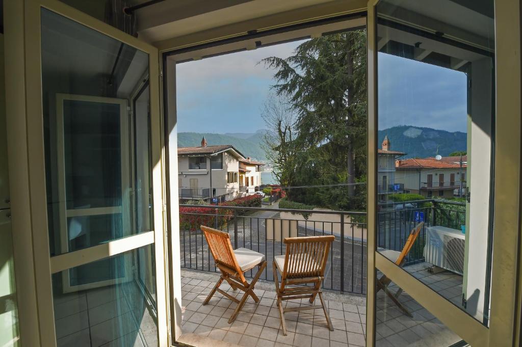 a balcony with two chairs and a table at Casa Vacanza Ninfea in Paratico