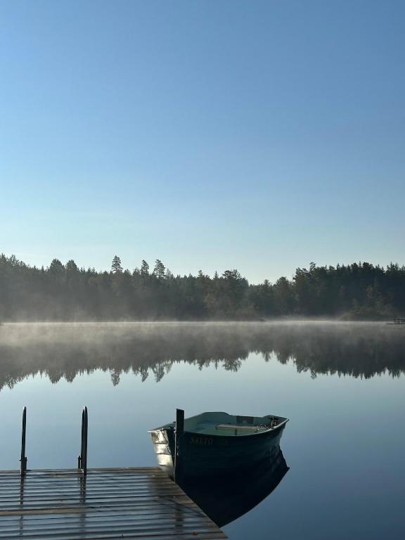 Live with nature, your own jetty, boat & sauna!