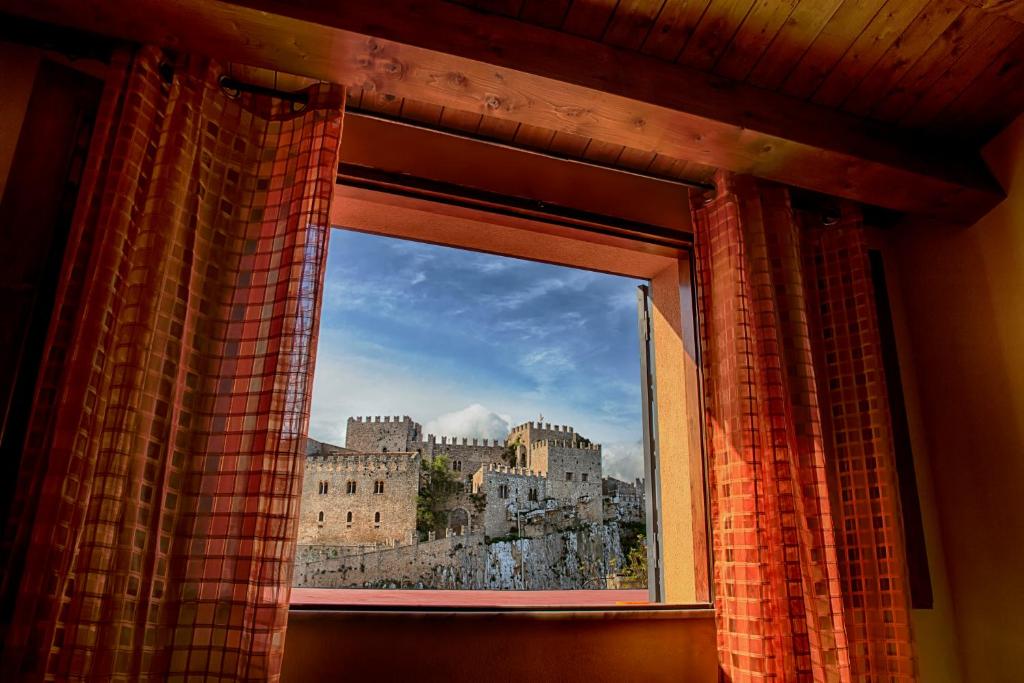 a window with a view of a castle at Casa Vacanze Caccamo Santa Lucia in Caccamo