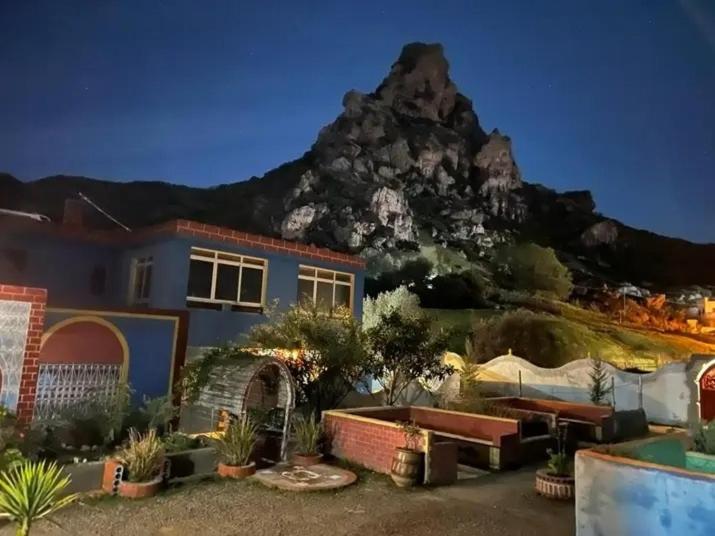 Ein Haus mit einem Berg im Hintergrund in der Unterkunft Complexe rueda in Ouslaf