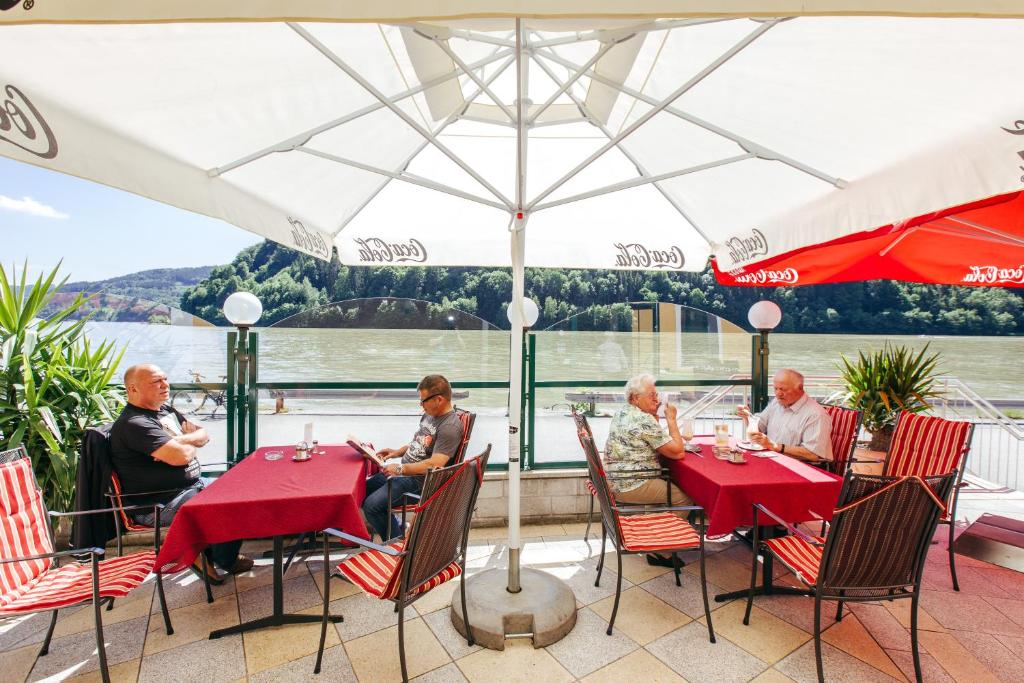 Výhled na řeku, která protéká v blízkosti hotelu