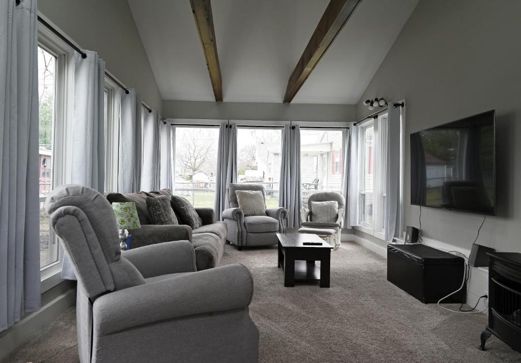 a living room with couches and chairs and windows at Ottawa Family Nest in Ottawa