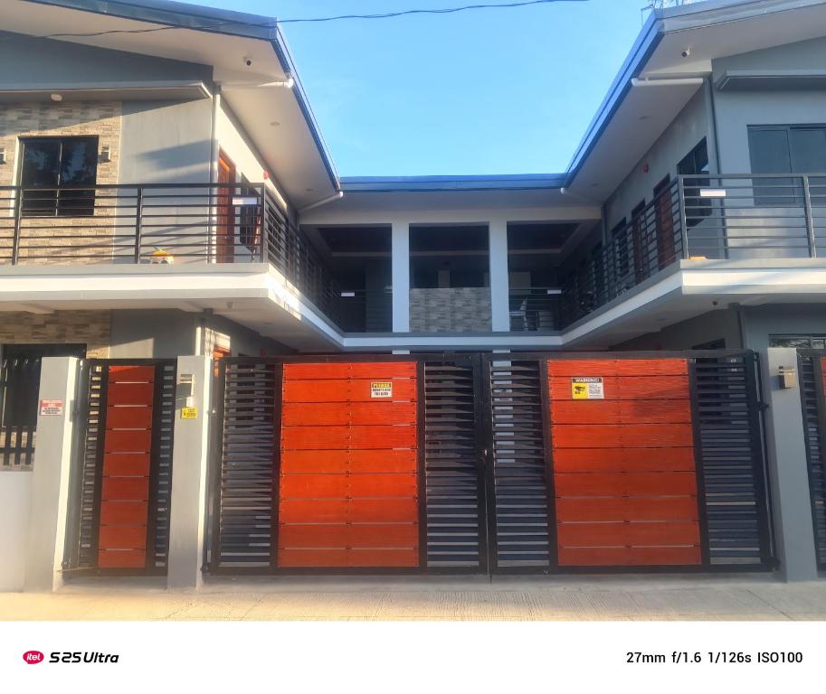 a building with orange and red doors and a balcony at Residencia de rubie 2 in Dahikan