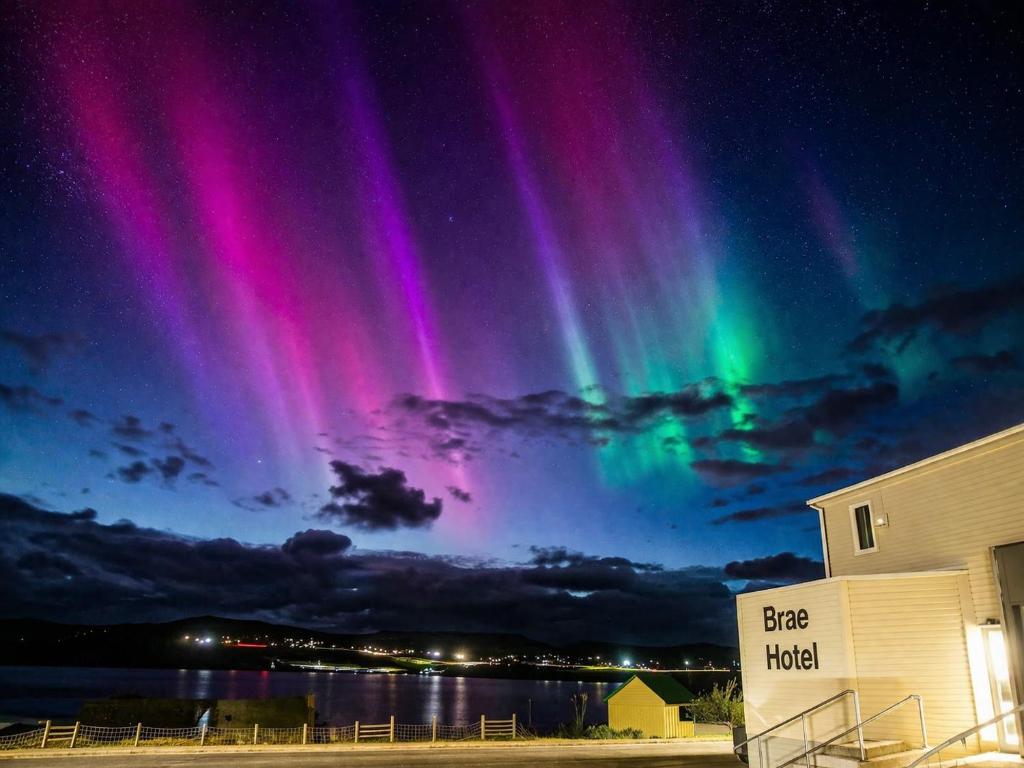 a display of the northern lights in the sky at The Brae Hotel in Brae