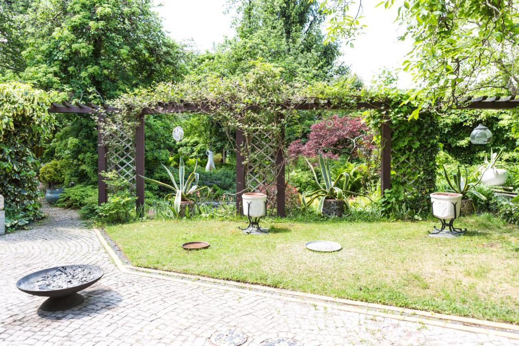 einen Garten mit Pergola und zwei Frisbeen in der Unterkunft Unterkunft Steffie in Potsdam