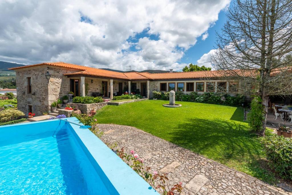 a house with a swimming pool and a yard at Casa de Alderete in Valença