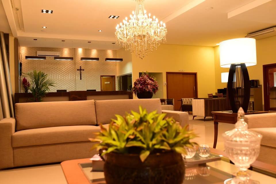 a living room filled with furniture and flowers at Caleche Park Hotel in Alta Floresta