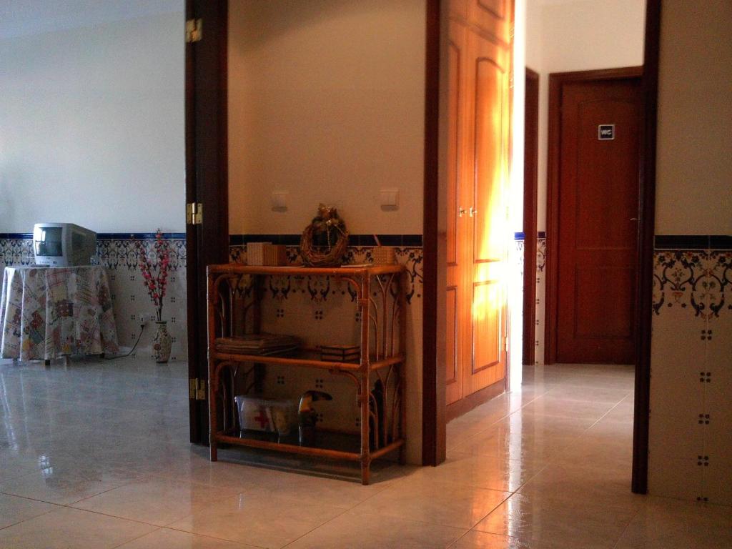 un pasillo con una habitación con una mesa y una puerta en Homestay Marialva Park, en Corroios