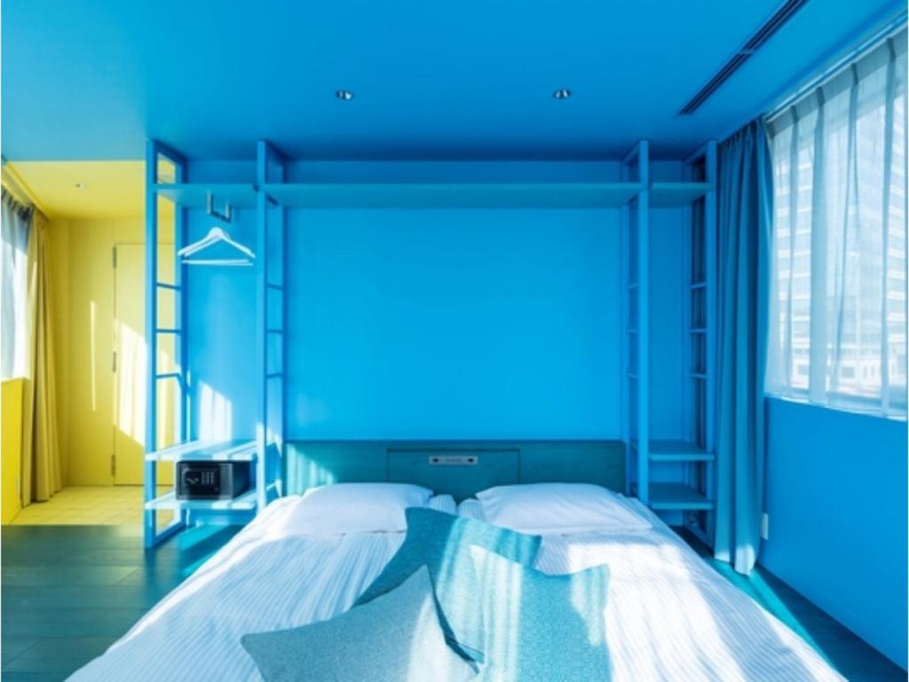a bedroom with a bed with a blue ceiling at toggle hotel suidobashi - Vacation STAY 06318v in Tokyo