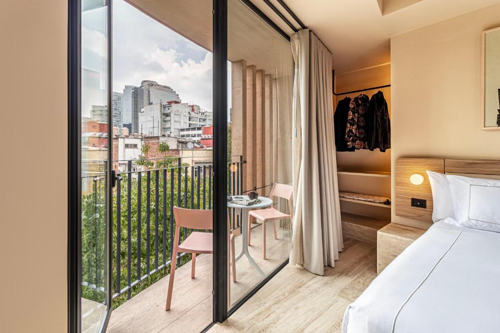 Marsella, A Kukun Edition - Executive Suite