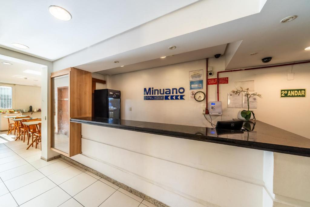a bar in a restaurant with a counter at Minuano Hotel Home próximo ao aeroporto in Porto Alegre
