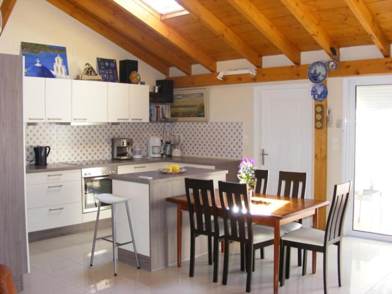 uma cozinha com uma mesa e cadeiras numa cozinha em Love Greece Apartments em Nafplio