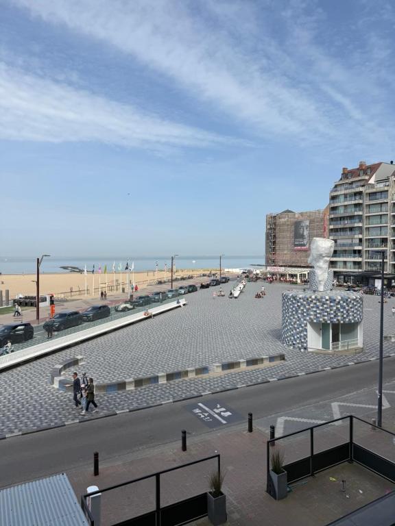 a view of a street with a beach and buildings at Zeezicht Rubensplein - 3slpk - gratis parking in Knokke-Heist