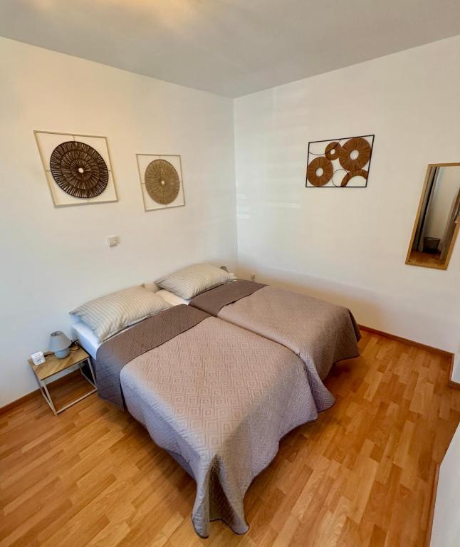 a bedroom with a bed in the corner of a room at Apartment Leitha Living Cozy in Götzendorf an der Leitha