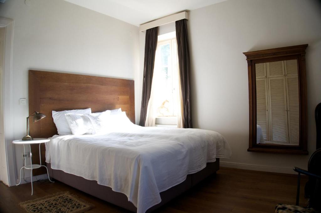 Postel nebo postele na pokoji v ubytování Embassy Row BnB
