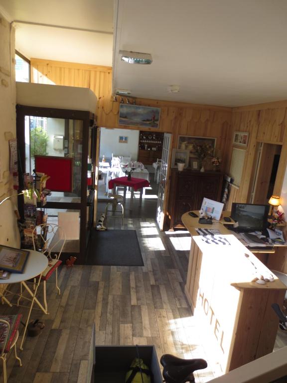 a living room filled with furniture and a table at Les Chambres du Phoebus in La Tremblade