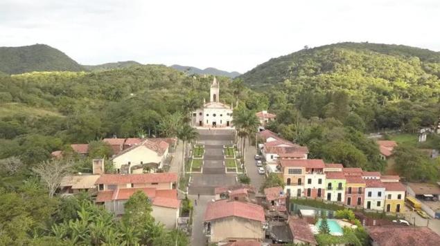 a village with a building in the middle of a mountain at Flat Guaramiranga - Apto 203 in Guaramiranga