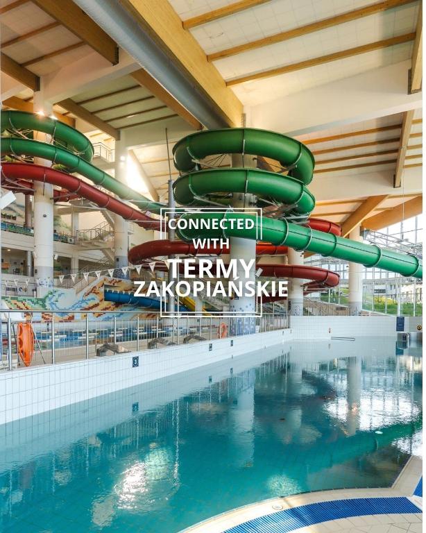 ein Hallenbad mit Wasserrutsche in der Unterkunft Hotel Aquarion Family & Friends - Destigo Hotels in Zakopane