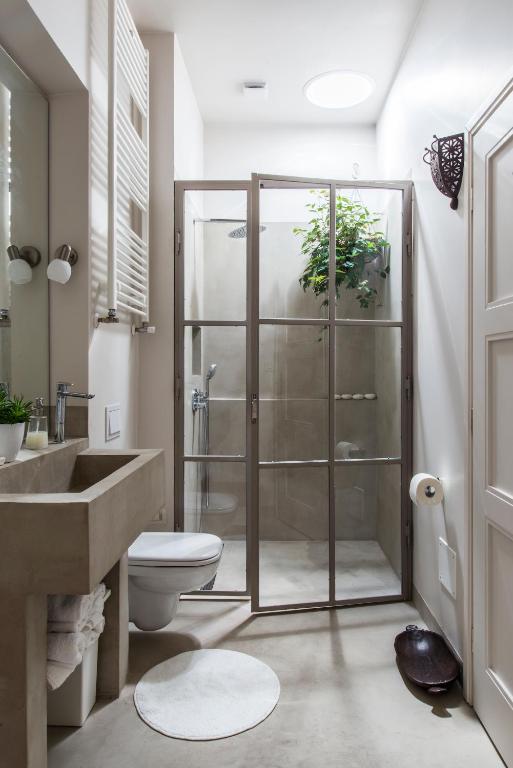 Koupelna v ubytování Embassy Row BnB