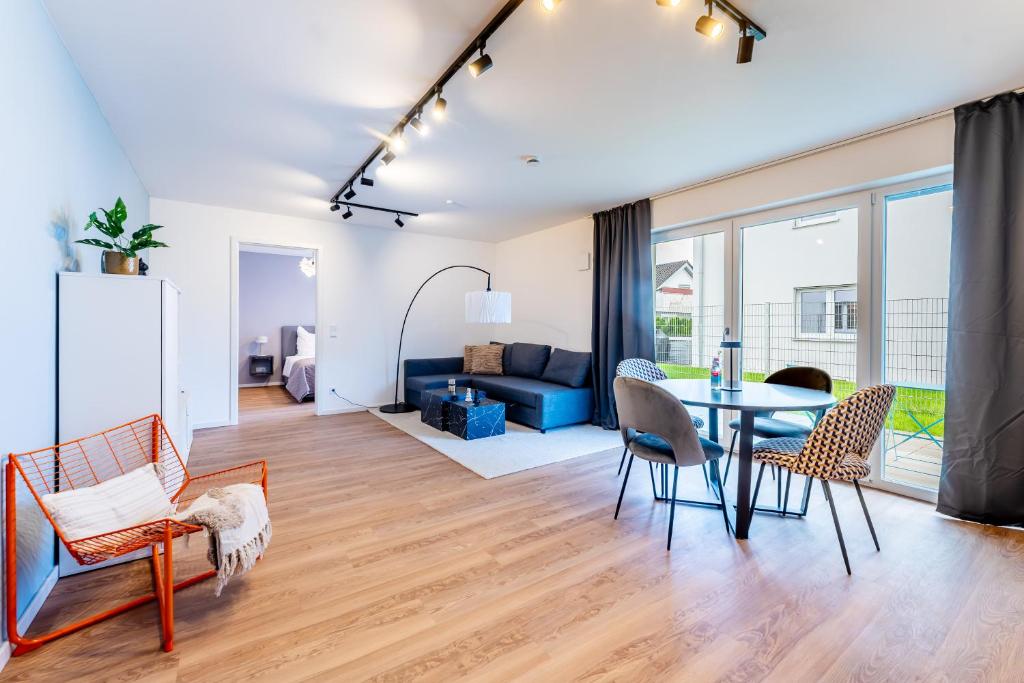 a living room with a table and chairs at Tonirooms 2 Zimmer Apartment Eisvogel in Straubing