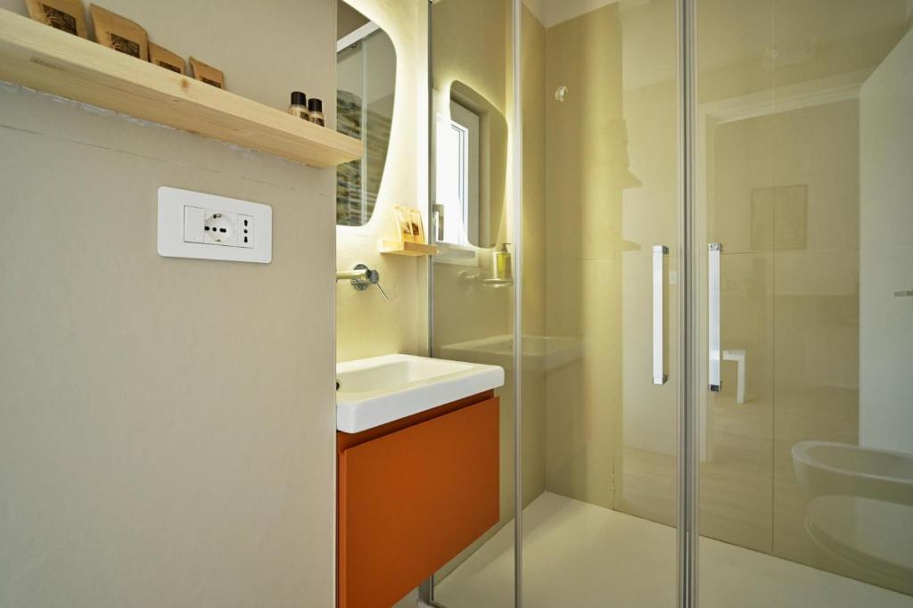 a bathroom with a sink and a shower at Casa Lomè - Dimora Vacanze in Conversano