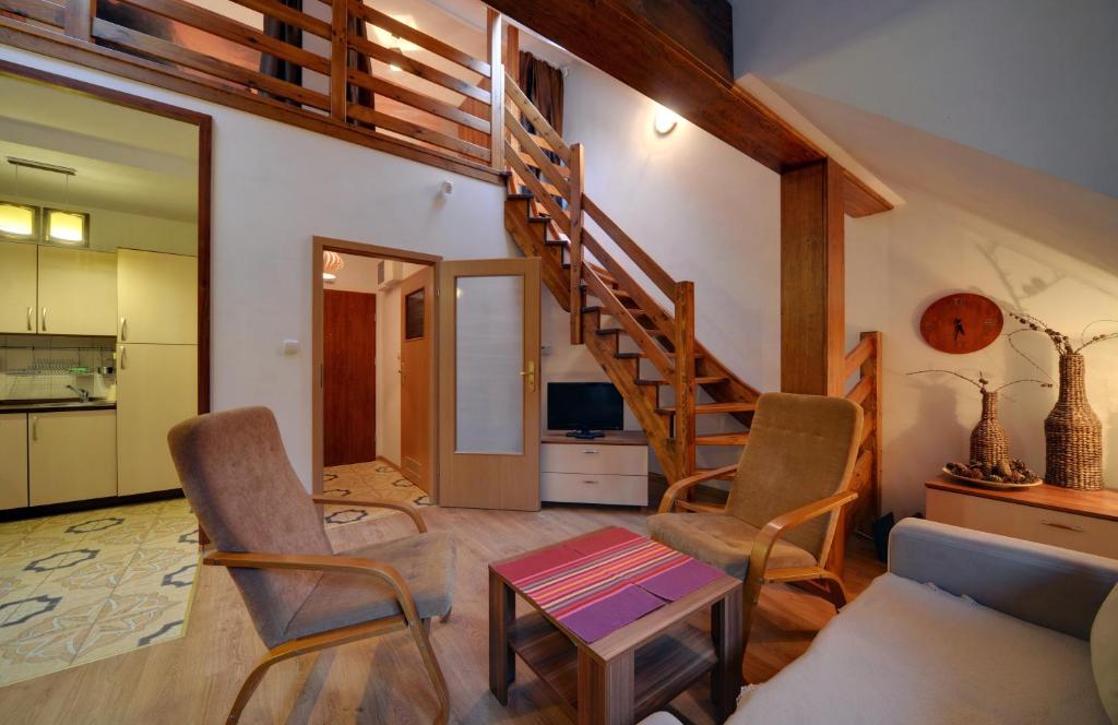 Televízia a/alebo spoločenská miestnosť v ubytovaní Klimatyczne Apartamenty Sun Seasons 24 w Szklarskiej Porębie by Noclegi Renters