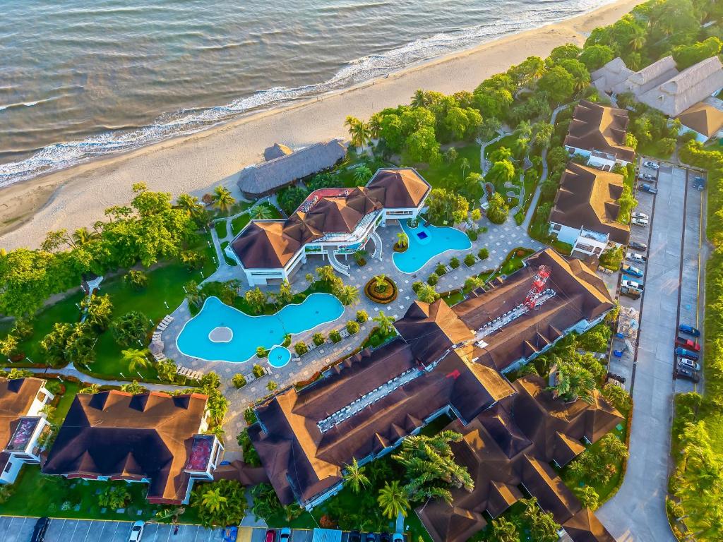 an aerial view of a resort on the beach at Hotel Palma Real in Sambo Creek