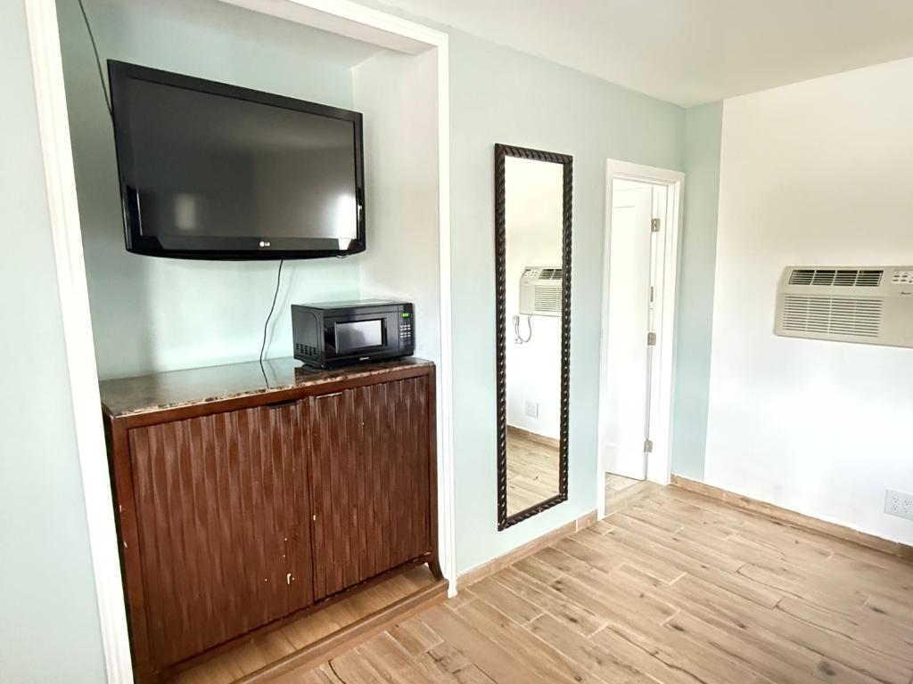 Bayshore Inn Ventura - King Room With Kitchenette