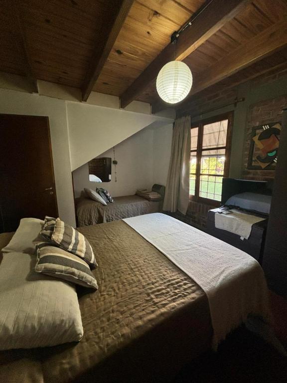 a bedroom with a large bed in a room at Casa confortable - Parque central - Estacionamiento, patio, 3 baños, 5 habitaciones - in La Cieneguita