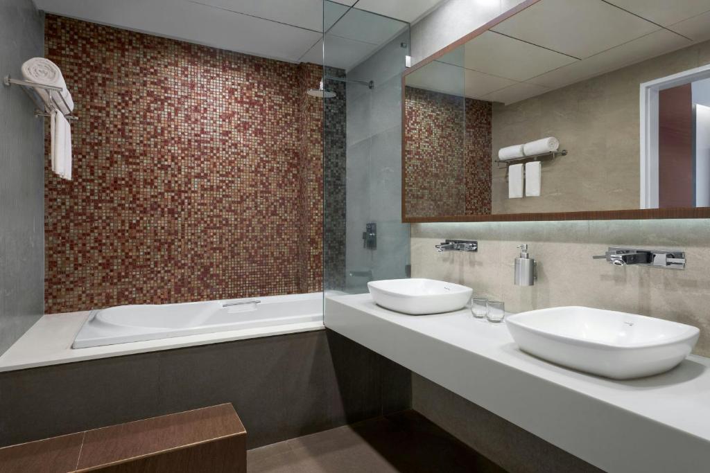 لابی و فضای عمومی The Fern Residency Mumbai, The Acres Chembur, Series by Marriott - تصویر ۵