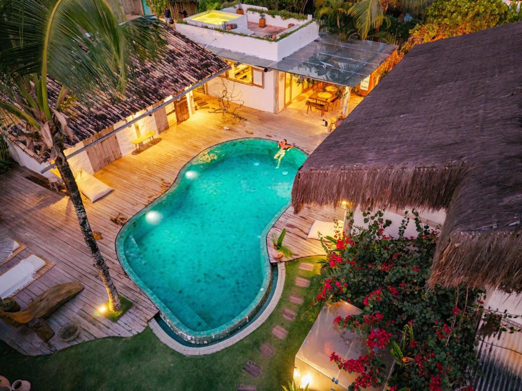 an overhead view of a swimming pool next to a house at Villa Fulô in Caraíva