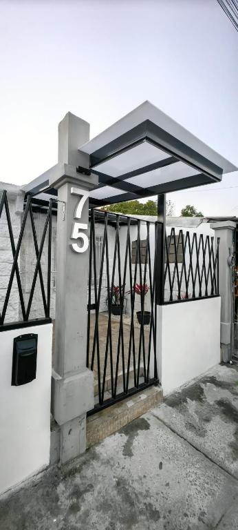 a gate with a roof on top of a building at Casa Andy a 5 min del aeropuerto de Veracruz in Veracruz