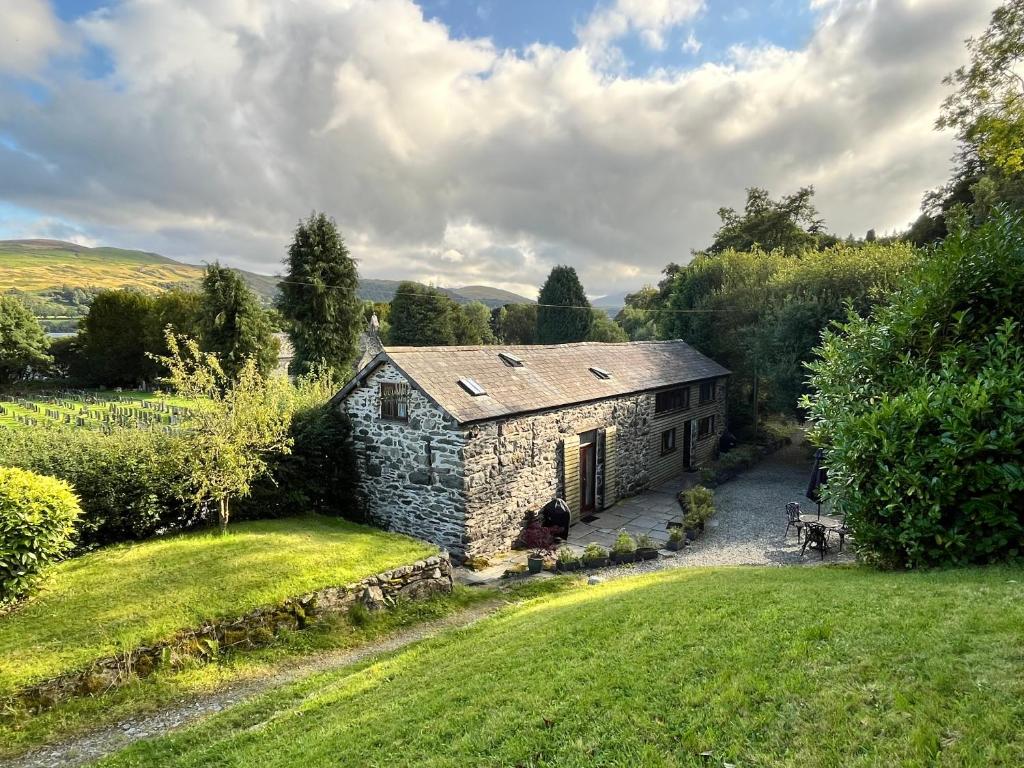 an old stone house in the middle of a field at Tithe Barn 1 - Abercelyn Cottages - Llanycil - Bala - Gwynedd - LL23 7YF - UK in Llanycil