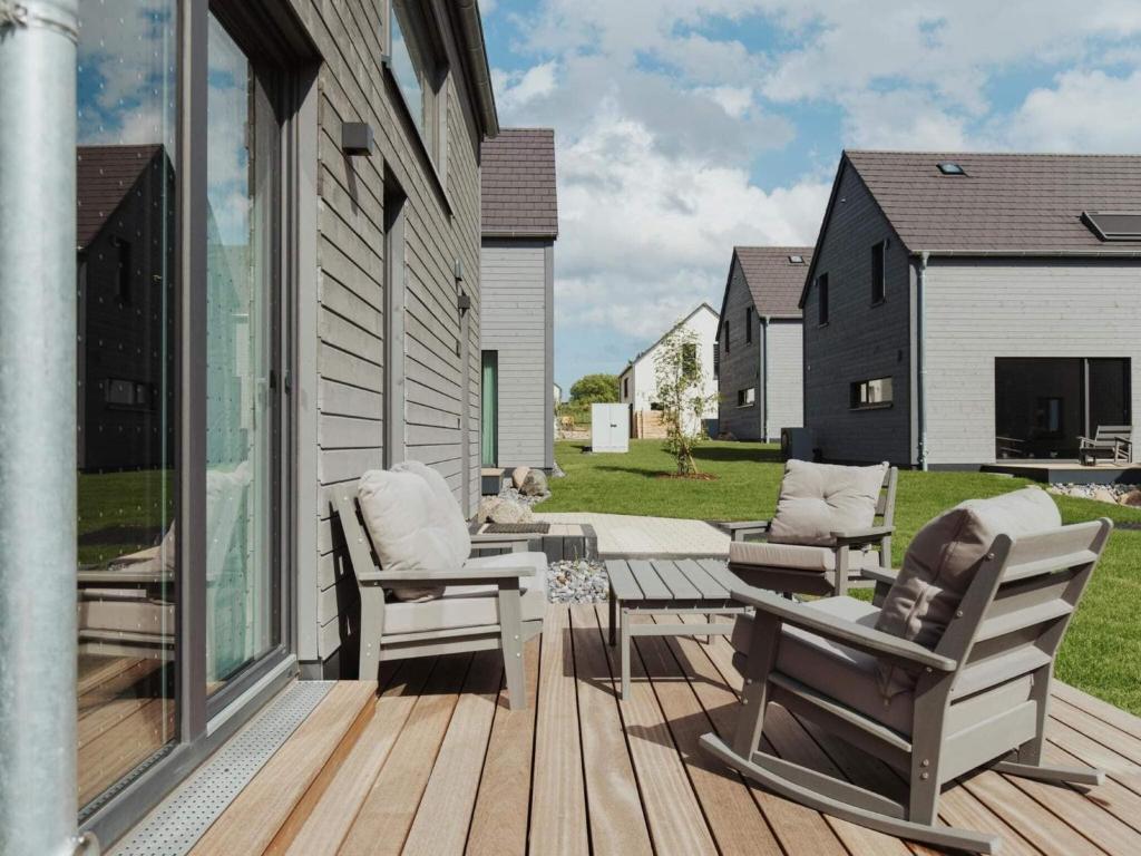 a patio with chairs and a table on a deck at Urlaub genießen in Sagard auf Rügen in Sagard