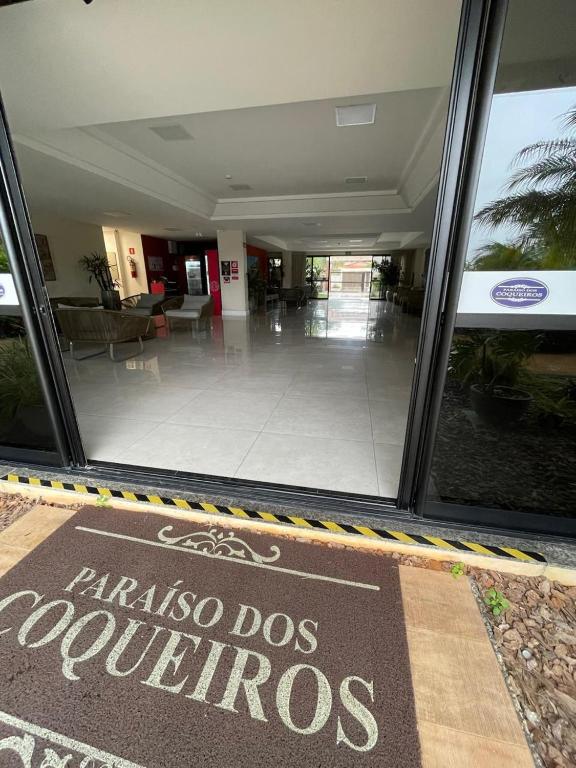 a sign on the door of a hospital at Garden em Guarajuba in Tareco