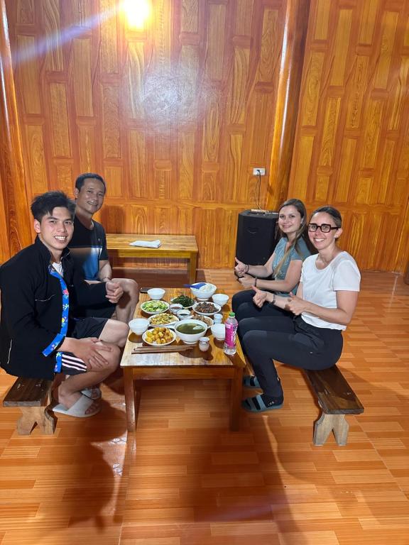 a group of people sitting around a table at Lý Gún homestay in Quang Ba