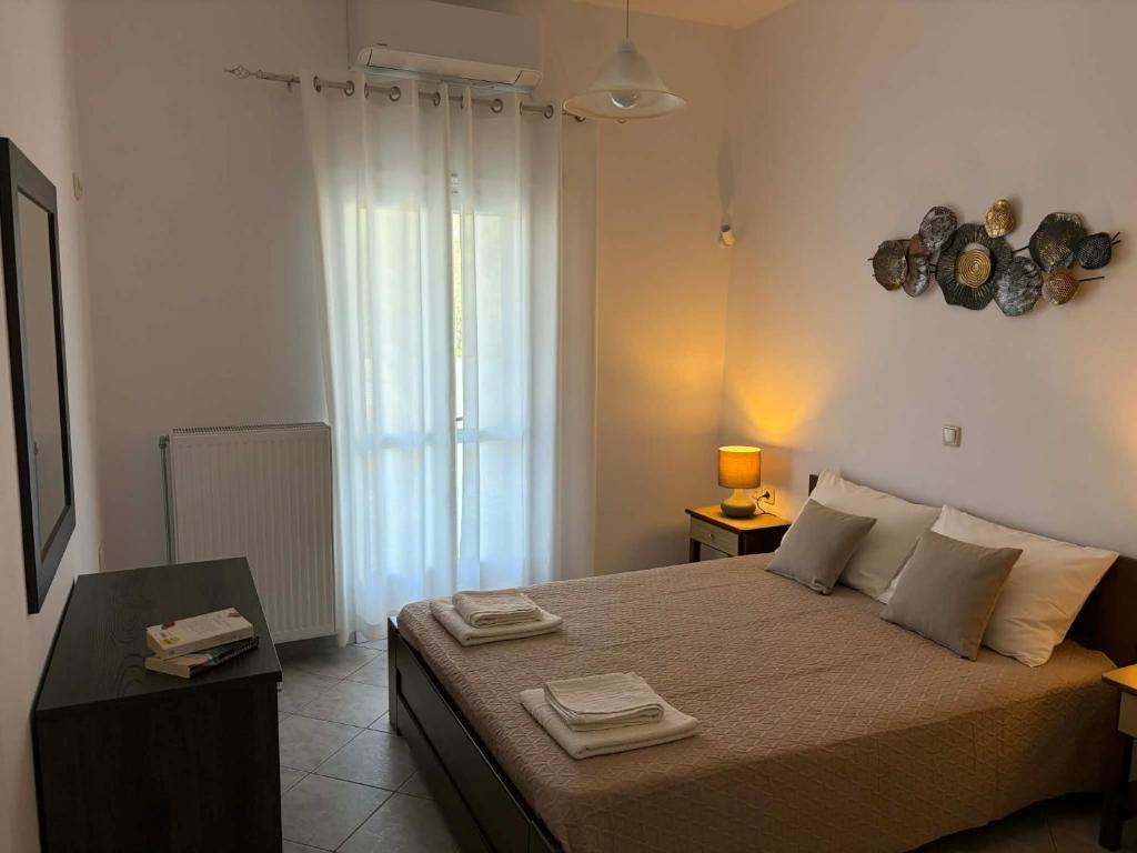 a bedroom with a bed with two towels on it at Bernie House in Mélanes