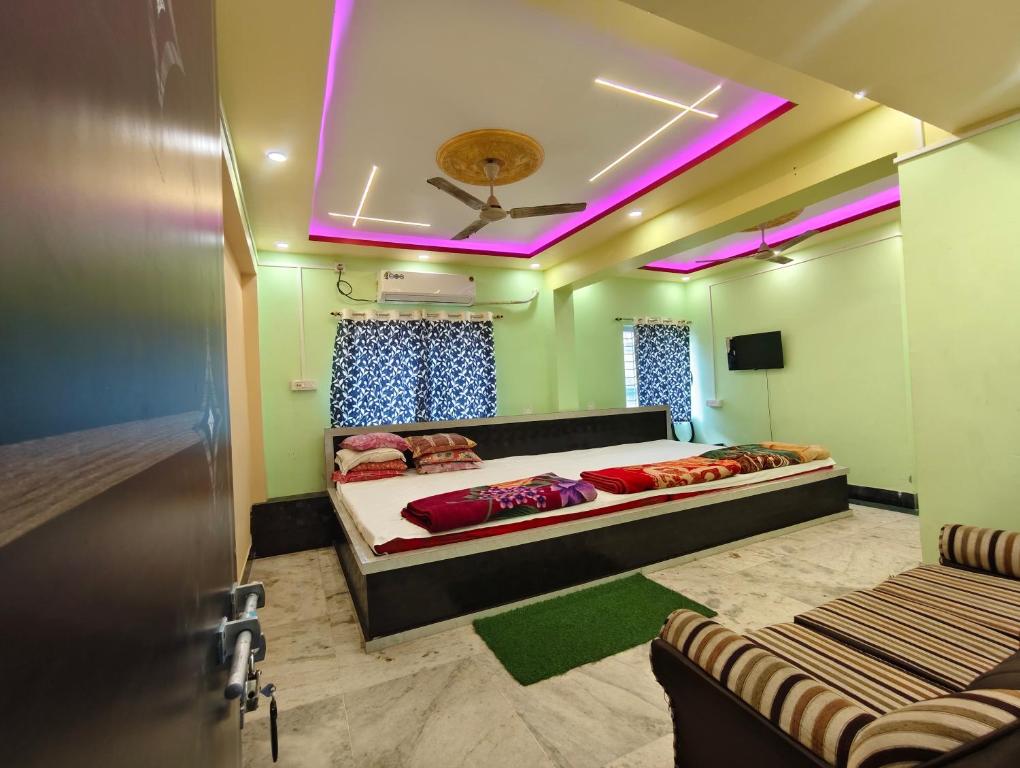 Gallery image of Weaver lodge & banquet in Navadwīp