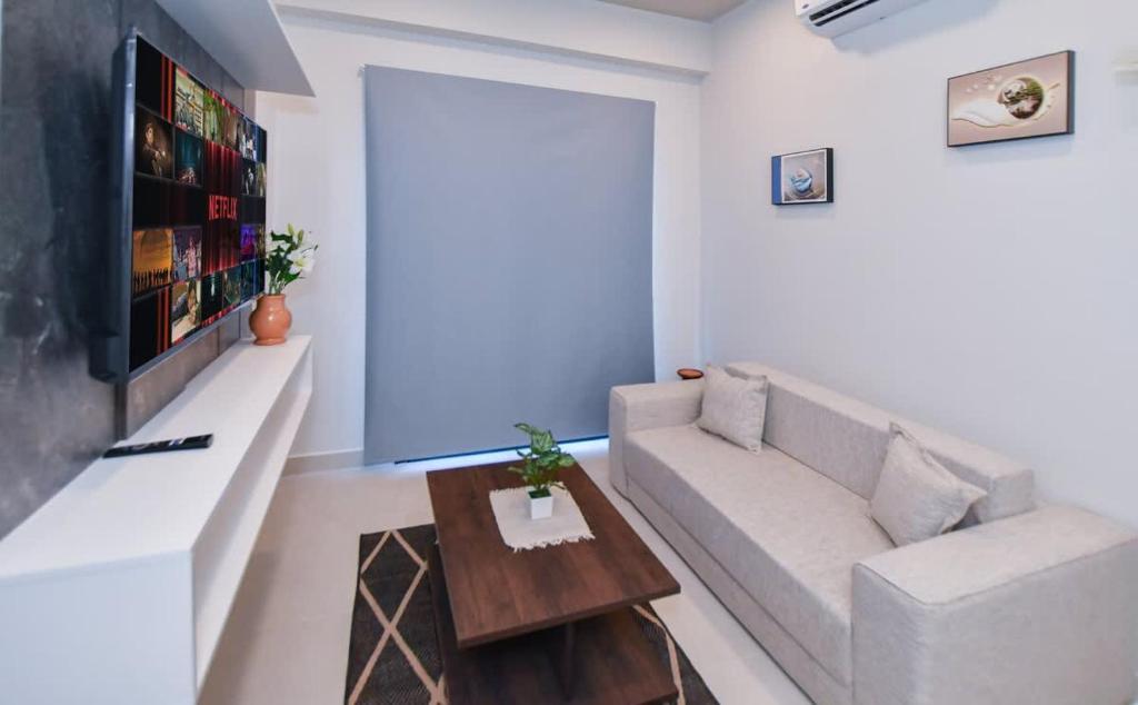 a living room with a couch and a table at Cozy Apt Pool CoWorking U116 in Fernando de la Mora