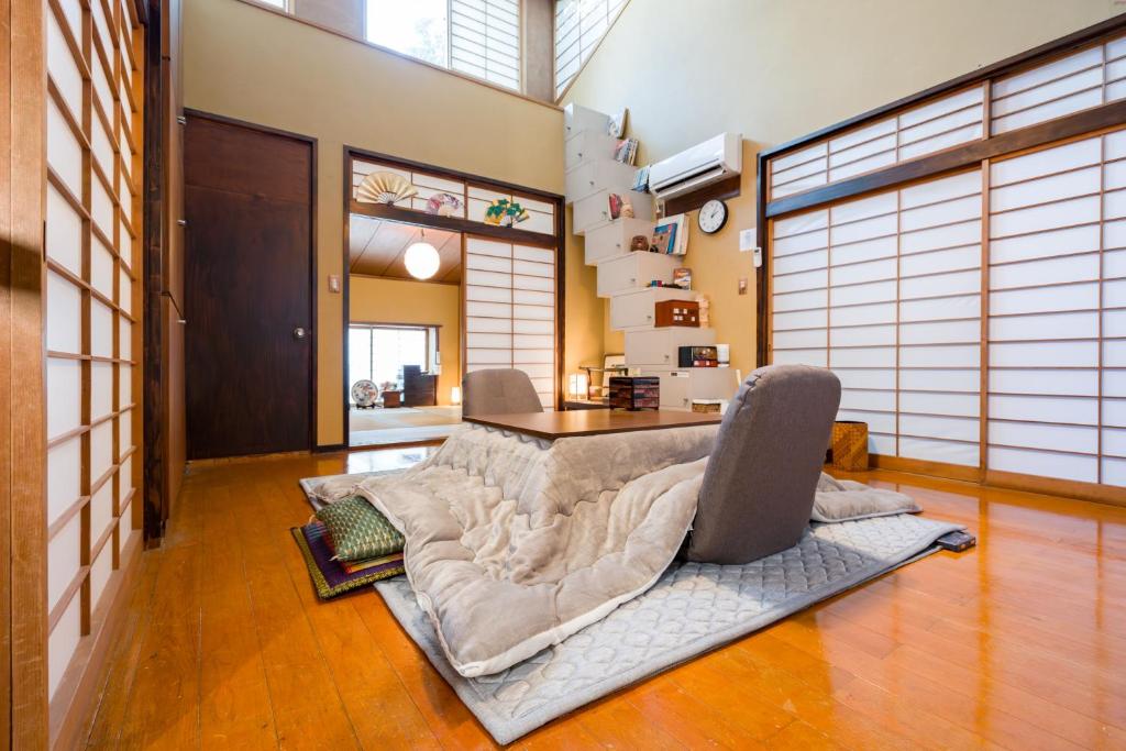 Spacious Traditional Japanese House with Modern Amenities near Shibuya for Families and Groups up to 8 Guests