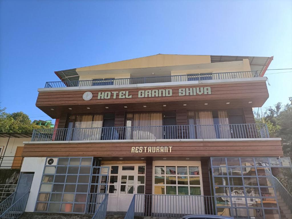 a hotel standard shupe building on the street at Hotel Grand Shiva in Gupta Kāshi