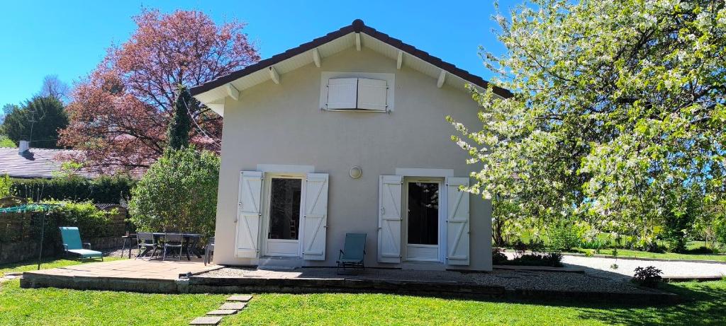 a small white house in a yard at La tour de Plumont in Dole