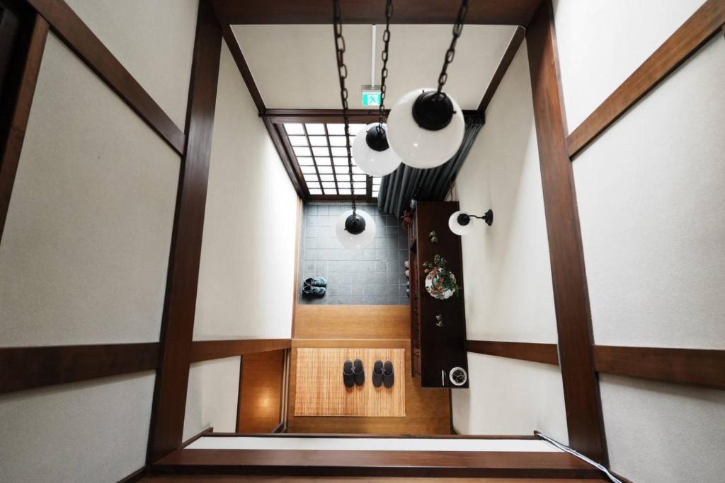 an overhead view of a hallway with a door at ゲストハウス豆まめ - Guesthouse Mamemame in Matsumoto
