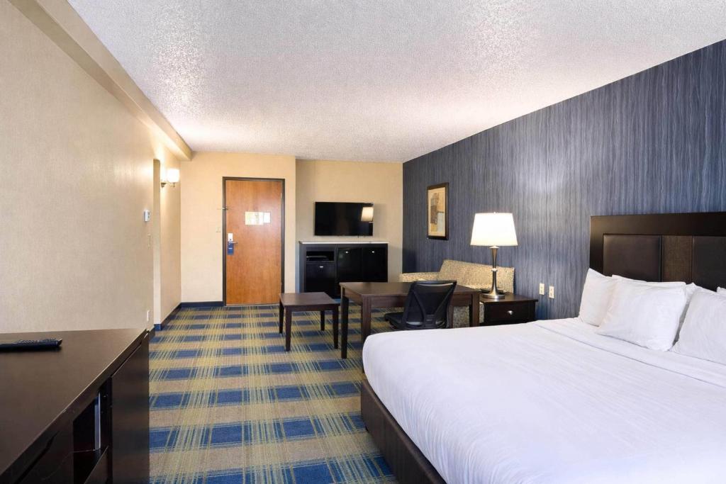 Comfort Inn & Suites Meriden East - Business King Room