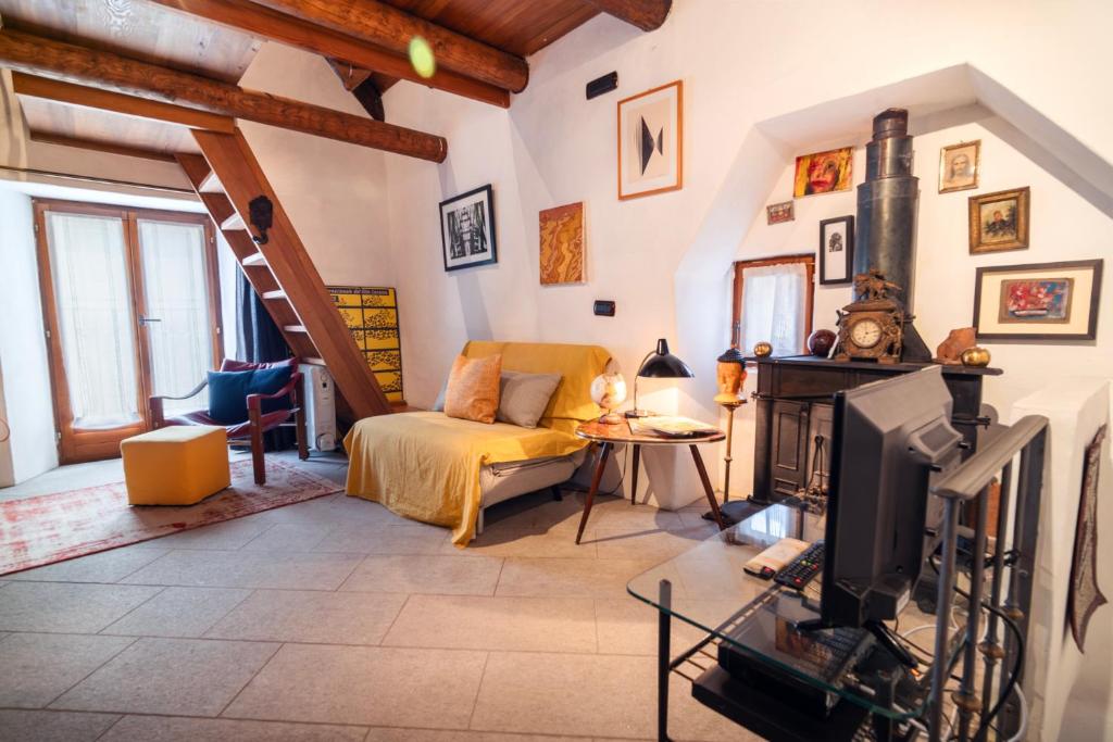 a living room with a tv and a couch at Centovalli Rustic near Locarno in Intragna