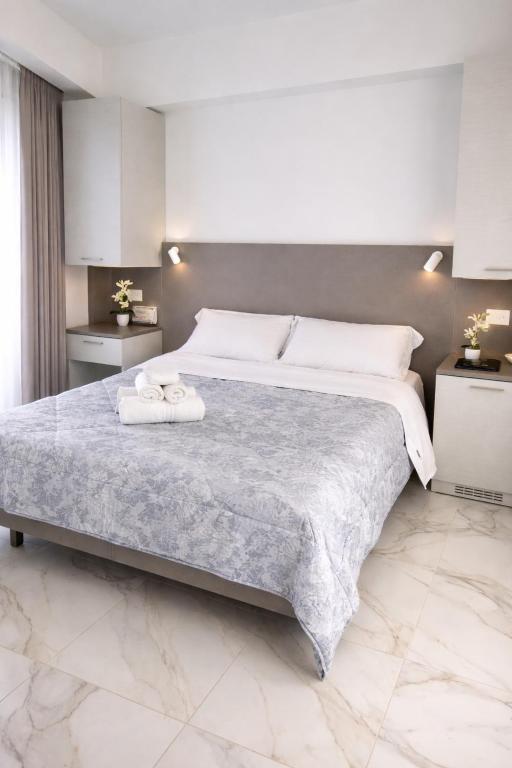 ein Schlafzimmer mit einem großen Bett, auf dem Handtücher liegen in der Unterkunft Acrita rooftop in Zambrone